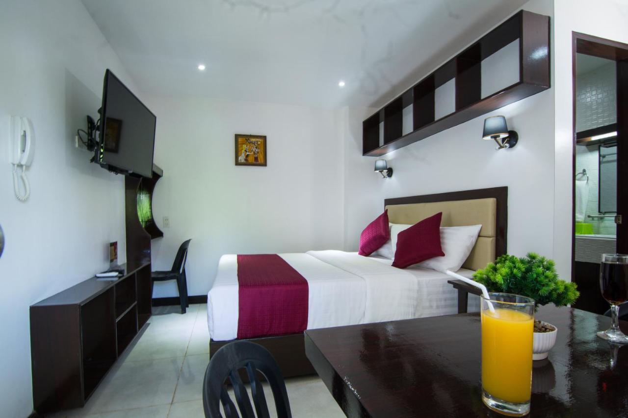 Diamond Hotel And Resto Катарман Экстерьер фото
